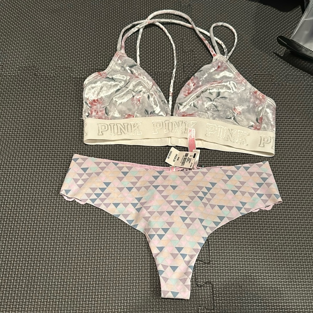 New pink Victoria secret set bras- underwear size M